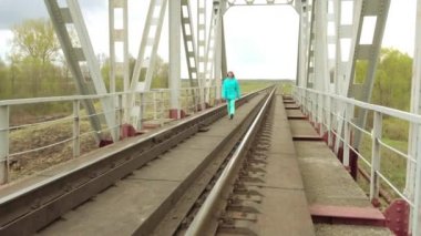 Küçük güzel kız yürüyor 