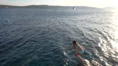 küçük güzel kız atlama 