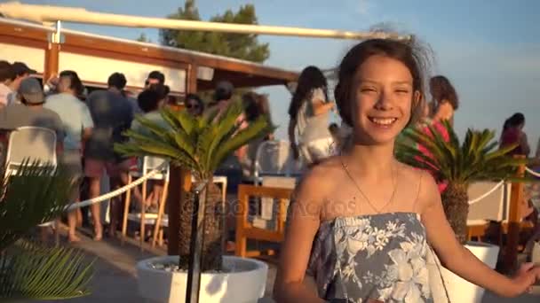 Kleine meisje dansen in de achtergrond van de zomer open restaurant op de Adriatische kust in Split, Croatia. — Stockvideo