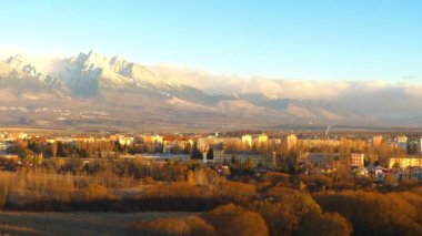 Tatra Dağları veya Tatras, Poprad, Slovakya'nın town yakınındaki dağ silsilesi. Karpat Dağları'nda en yüksek dağ aralığının olmaları.
