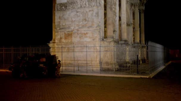 Boog van Constantijn is een triomfboog in Rome, gelegen tussen het Colosseum en Palatijn. Opgericht door Roman Senate ter herdenking van Constantijn — Stockvideo