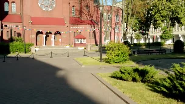 Kerk van de heiligen Simon en Helena ook bekend als Red kerk is een rooms-katholieke kerk op het Onafhankelijkheidsplein in Minsk, Wit-Rusland. Het werd ontworpen door architecten Tomasz Pajzderski en Wladyslaw Marconi. — Stockvideo