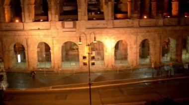 Colosseum veya Coliseum, olarak da bilinen Flavius anfi tiyatro, Roma, İtalya, oval bir amfiteatr var. Bu en büyük amfitiyatro var. Kolezyum sadece Roman Forum doğusunda yer alan.