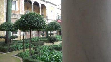 Sevilla, İspanya, daimi ikamet Medinaceli Dukes, Rönesans İtalyan ve Mudéjar stilleri, prototip Endülüs Sarayı'nın Endülüs sarayda La Casa de Pilatos (Pilate ev) olduğunu.