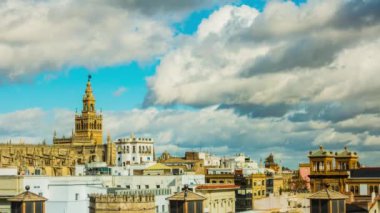 Timelapse: Çan kulesi, Seville Katedrali Seville, İspanya Giralda var. Bu aslında Mağribi döneminde Muvahhidler Hanedanı Rönesans tarzı top ile saltanatı sırasında Minare inşa edilmiştir.