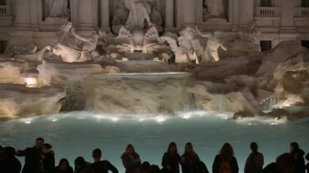 Trevi brunnen ist ein barocker brunnen im viertel trevi in rom, italien, entworfen vom italienischen architekten nicola salvi und fertiggestellt von pietro bracci. Es ist einer der berühmtesten Brunnen der Welt. — Stockvideo