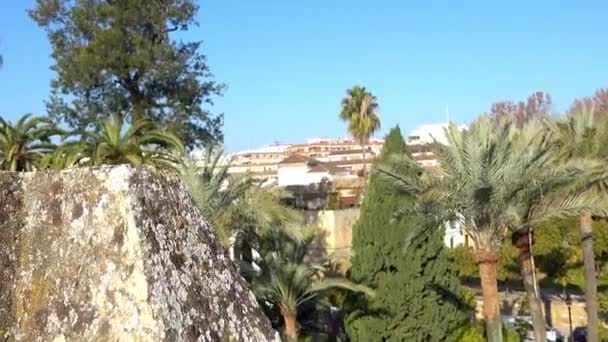 Alcazar de los Reyes Cristianos (hrad křesťanských panovníků) v Córdobě, Andalusie, Španělsko. Pevnost sloužila jako jeden z primárních rezidencí Isabella já Kastilie a Aragonu. — Stock video