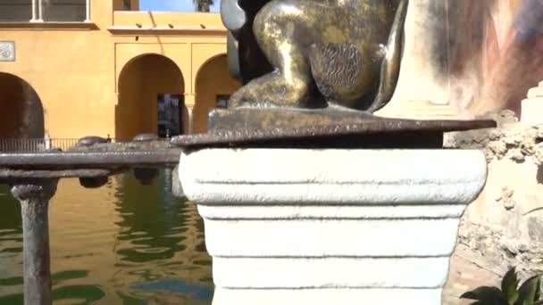 Jardines del Alcázar. Alcázar de Sevilla es un palacio real en Sevilla, Andalucía, España, originalmente desarrollado por reyes musulmanes moriscos. . — Vídeos de Stock