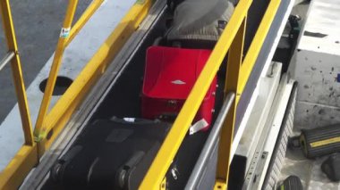 Malaga, İspanya - 31 Ocak 2017: Lugging Bagaj Konveyör bant içine yolcu uçağı üzerinde.