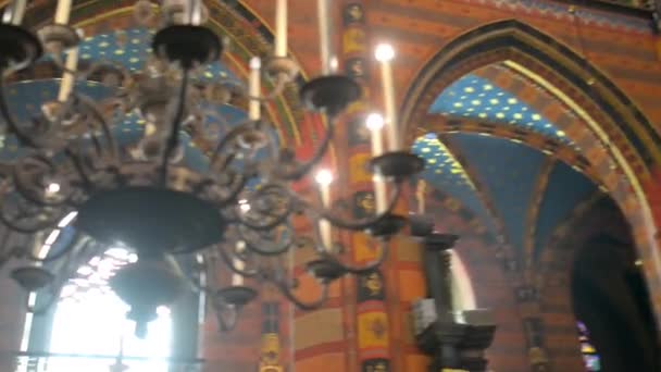 Krakow, Polen - januari 9 2016: Kyrkan av Our Lady antas till himlen (Saint Mary's Church) är tegel gotiska kyrkan i anslutning till stora torget i Krakow, Polen. — Stockvideo