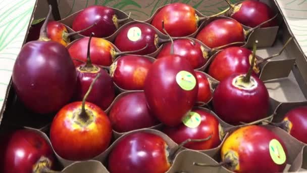 BRAGA, PORTUGAL - 13 DE ABRIL DE 2017: Frutas y hortalizas en hipermercado de la ciudad de Braga, Portugal . — Vídeo de stock