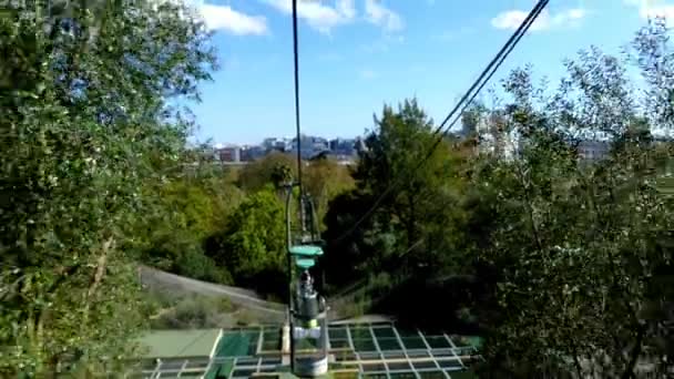 LISBOA, PORTUGAL - 25 DE MARZO DE 2016: Cabina en teleférico en el Zoológico de Lisboa, Portugal . — Vídeo de stock