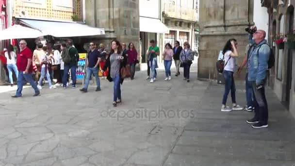 Braga, portugal - 13. april 2017: bogen des neuen tores ist ein barocker und neoklassischer bogen, entworfen von andre soares im späten 18. jahrhundert, in der bürgerlichen gemeinde se, gemeinde braga, im nordportugal. — Stockvideo