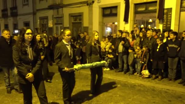 BRAGA, PORTUGAL - 14 217 DE ABRIL: Procissões de penitência nas ruas de Braga, Portugal na Semana Santa (Semana Santa) durante a última semana da Quaresma antes da Páscoa. Homenagem anual da Paixão de Jesus Cristo . — Vídeo de Stock