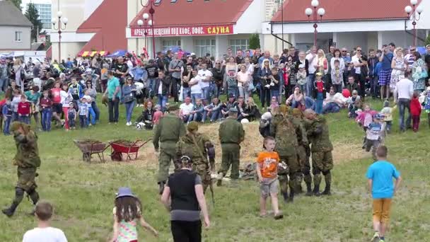 BREST, BELARUS - 27 DE MAYO DE 2017: Actuaciones de demostración de paracaidistas en el Brest Bike Festival International. Cabalgando huéspedes en motocicletas . — Vídeos de Stock