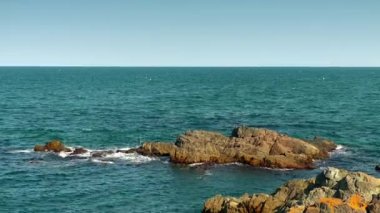 Süzebolu yakınındaki Bulgar Karadeniz sahilinde kayaların üzerinde kırma dalgalar.