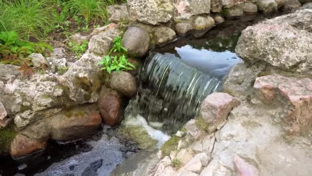 Lépcsőzetes vízesés szökőkút-a nyári városi park. — Stock videók