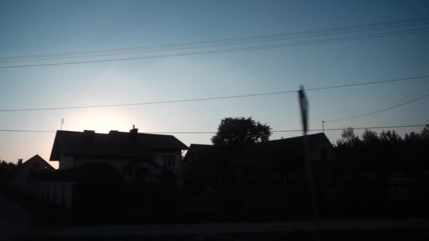 Movimiento lento contra el telón de fondo de la puesta de sol en el pintoresco pueblo . — Vídeo de stock