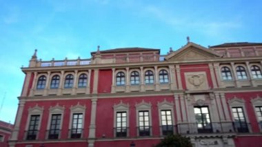 Sergi Salonu Sala de Exposiciones Fundacion Cajasol Plaza de San Francisco, Seville, İspanya. Çeşitli mekanlarda etkinlikleri düzenler: konferans, tiyatro gösterileri, konserler, sergiler.