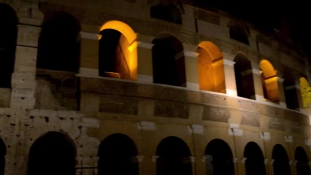 Colosseum oder kolosseum, auch bekannt als flavian amphitheater, ist ein ovales amphitheater in stadt rom, italien. Es ist das größte Amphitheater. Kolosseum liegt östlich des römischen Forums. — Stockvideo