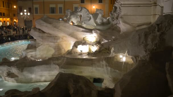 Trevi fontein is barokke fontein in Rome, Italië, ontworpen door de Italiaanse architect Nicola Salvi en voltooid door Pietro Bracci district Trevi. Het is een van de meest beroemde fonteinen in wereld. — Stockvideo