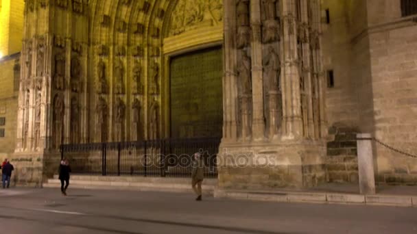 Kathedraal van Saint Mary Zie, beter bekend als de kathedraal van Sevilla, is rooms-katholieke kathedraal in Sevilla (Andalusië). Het werd geregistreerd in 1987 door Unesco als een World Heritage Site. — Stockvideo