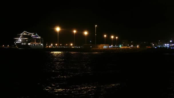 Groot passagiersschip naar Palma Mallorca's nachts. Balearen, Spanje. — Stockvideo