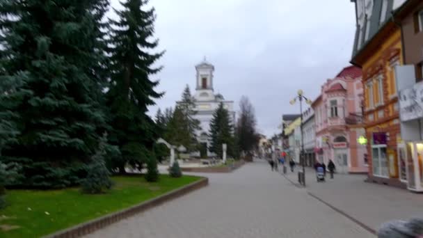 Evangeliska Kyrkan av Holy Trinity på Namestie Egidia Street, Poprad, Slovakien. — Stockvideo