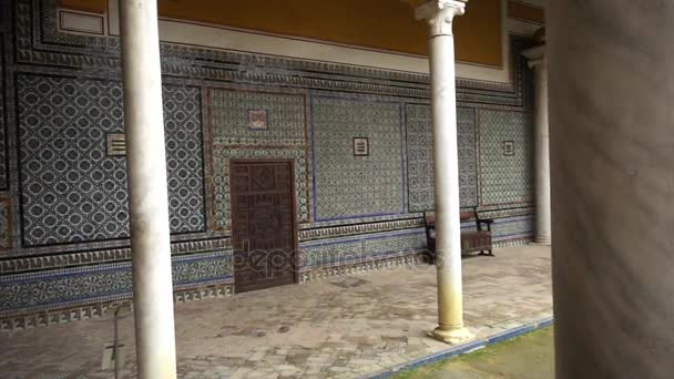 La Casa de Pilatos (Pilatus House) is een Andalusische paleis in Sevilla, Spanje, woonplaats van de hertogen van Medinaceli, Italiaanse Renaissance en Mudejar stijlen, prototype van Andalusische paleis. — Stockvideo