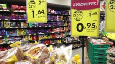 Braga, Portekiz - 13 Nisan 2017: Meyve ve sebze hipermarket City Braga, Portekiz.