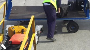 Malaga, İspanya - 31 Ocak 2017: Lugging Bagaj Konveyör bant içine yolcu uçağı üzerinde.