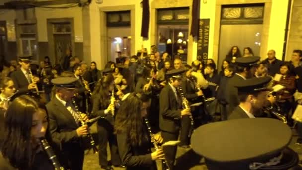 BRAGA, PORTUGAL - 14 217 DE ABRIL: Procissões de penitência nas ruas de Braga, Portugal na Semana Santa (Semana Santa) durante a última semana da Quaresma antes da Páscoa. Homenagem anual da Paixão de Jesus Cristo . — Vídeo de Stock