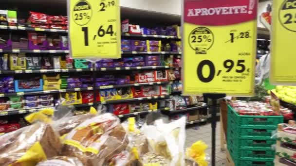 BRAGA, PORTUGAL - 13 AVRIL 2017 : Fruits et légumes en hypermarché de la ville de Braga, Portugal . — Video