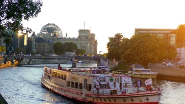 베를린, 독일-9 월 6 2016: Reichstag 건물은 집 제국 규정식의 독일 제국을 건설 하는 역사적인 구성 물 이다. 그것은 1894 년에 열리고 1933까지 다이어트를 지 내게. — 비디오