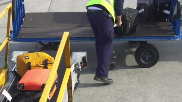 Malaga, Spanje - 31 januari 2017: Het sjouwen van bagage op de transportband in passagiersvliegtuig. — Stockvideo