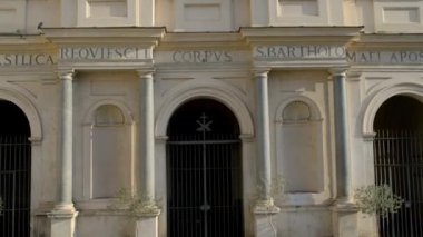 St Bartholomew adada Bazilikası itibari küçük bazilika, Roma, İtalya'da yer alan var. Bu 998 içinde Otto III, Kutsal Roma İmparatoru tarafından kurulmuştur ve St Bartholomew havari kalıntıları içerir.