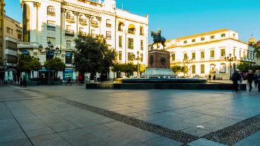 Timelapse: Plaza de Las Tendillas Cordoba büyük Kaptan heykel. Meydanı ana caddeler Cruz Conde ve Gondomar sokaklarında gibi bağlayıcı olarak hizmet vererek şehir, Cordova içinde (İspanya) bulunmaktadır