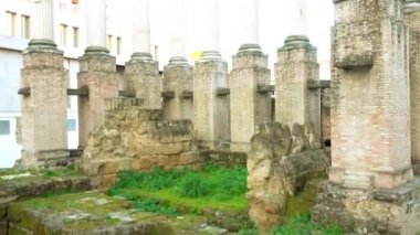 İspanyol şehri Cordoba, İspanya, 1950'li yıllarda belediye binasının genişleme sırasında keşfedilmiştir Roma Tapınağı kalıntıları vardır. Sokak tarafından Claudio Marcelo ve Capitulares oluşan açı yer alır.