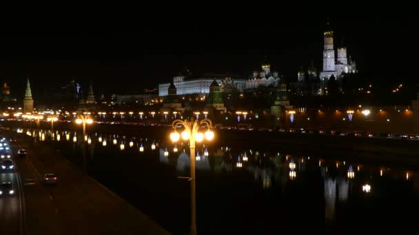 4 k 夜のモスクワ川の背景にモスクワのクレムリン。モスクワ クレムリン、モスクワ中心部で要塞化された複合体であります。ロシア連邦の大統領の公邸をとして複合体. — ストック動画