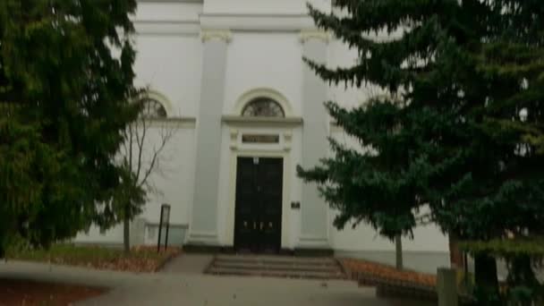 Evangélikus templom a Szent Háromság a Namestie Egidia Street, Poprád, Szlovákia. — Stock videók