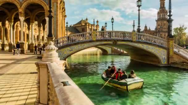 Timelapse: Plaza de España es la plaza del Parque María Luisa, Sevilla, Andalucía, España, construida en 1928 para la Exposición Iberoamericana. Se trata de estilos renacentistas y moriscos de la arquitectura española . — Vídeo de stock