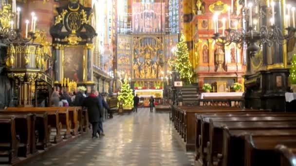 Krakow, Polen - 9 januari 2016: Kerk van onze Lieve Vrouwe uitgegaan naar de hemel (Saint Mary's kerk) is bakstenen gotische kerk grenzend aan het marktplein in Krakau, Polen. — Stockvideo