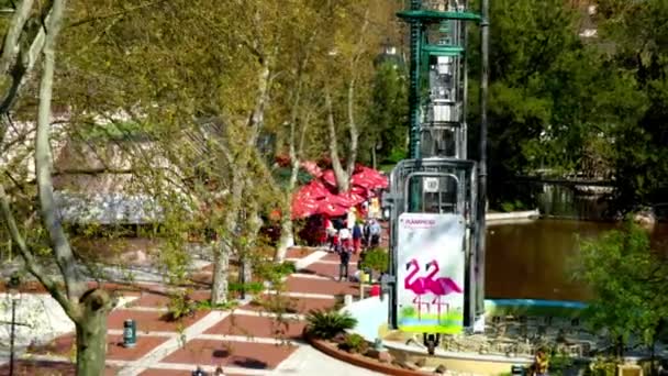 LISBOA, PORTUGAL - 25 DE MARZO DE 2016: Cabina en teleférico en el Zoológico de Lisboa, Portugal . — Vídeo de stock