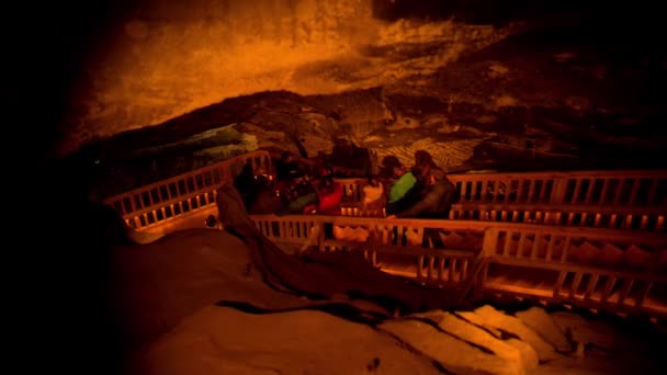 Величка, Польща - 4 січня 2016: Соляних копалень у Величці, лежить в межах агломерації Кракова. Відкритий у 13-му сторіччі, шахта виробила повареної солі безперервно до 2007. — стокове відео