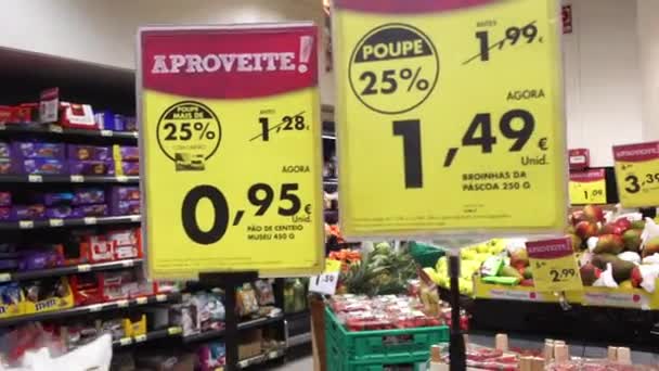 BRAGA, PORTUGAL - 13 DE ABRIL DE 2017: Frutas y hortalizas en hipermercado de la ciudad de Braga, Portugal . — Vídeo de stock