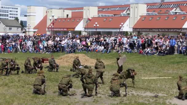 Βρέστη, Λευκορωσία - 27 Μαΐου 2017: Επίδειξη παραστάσεις των αλεξιπτωτιστών στο Διεθνές Φεστιβάλ του Brest ποδήλατο. Ιππασία επισκέπτες στις μοτοσικλέτες. — Αρχείο Βίντεο