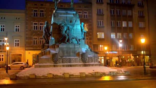 Памятник Грюнвальдскому - конная статуя короля Владислава II Ягелло в Кракове, Польша, в районе I Старого города, на площади Яна Матейко, построенная в 1910 году из фонда Игнатия Яна Падеревского . — стоковое видео