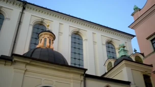 瓦维尔是竖立在克拉科夫，波兰维斯杜拉河左岸强化的建筑群。那里是皇家城堡和瓦维尔大教堂 （这是圣斯坦尼斯瓦夫大教堂和圣瓦茨瓦夫). — 图库视频影像