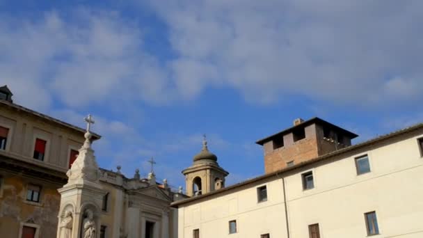 Basílica de San Bartolomé en la isla es una basílica menor titular, situada en Roma, Italia. Fue fundada en 998 por Otón III, emperador del Sacro Imperio Romano Germánico y contiene reliquias de San Bartolomé Apóstol. . — Vídeo de stock