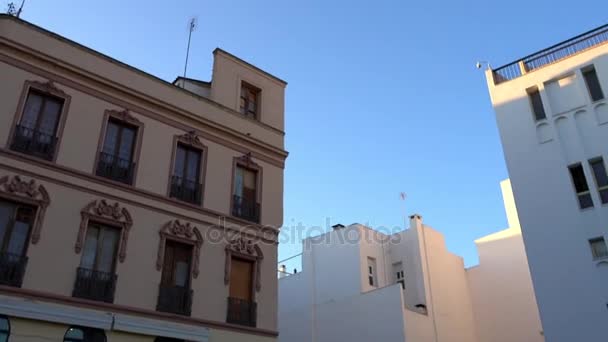 Spaanse stad van Cordoba, Spanje, heeft overblijfselen van de Romeinse tempel, die werd ontdekt in de jaren 1950 tijdens de uitbreiding van het stadhuis. Het is gelegen in de hoek gevormd door straten Claudio Marcelo en Capitulares. — Stockvideo